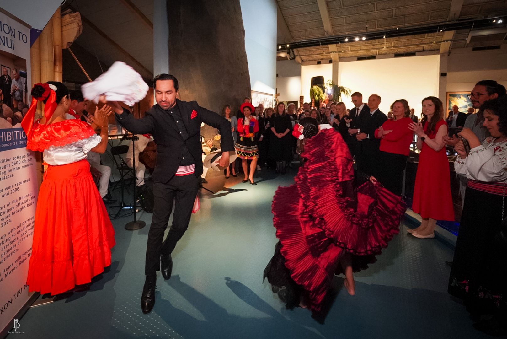 Escena de danza peruana en vivo frente al publico