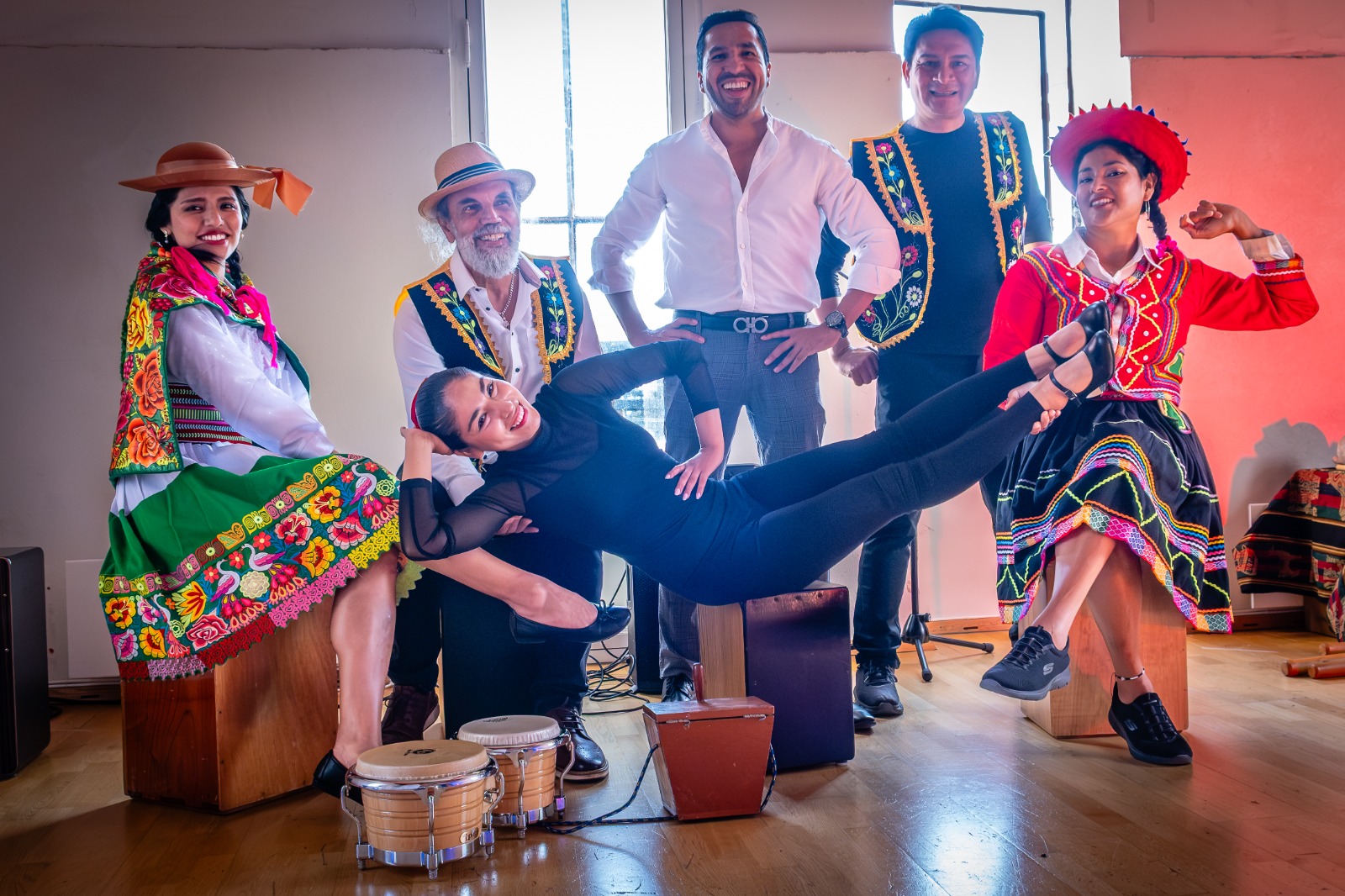 Elenco peruano posando antes de salir a escena