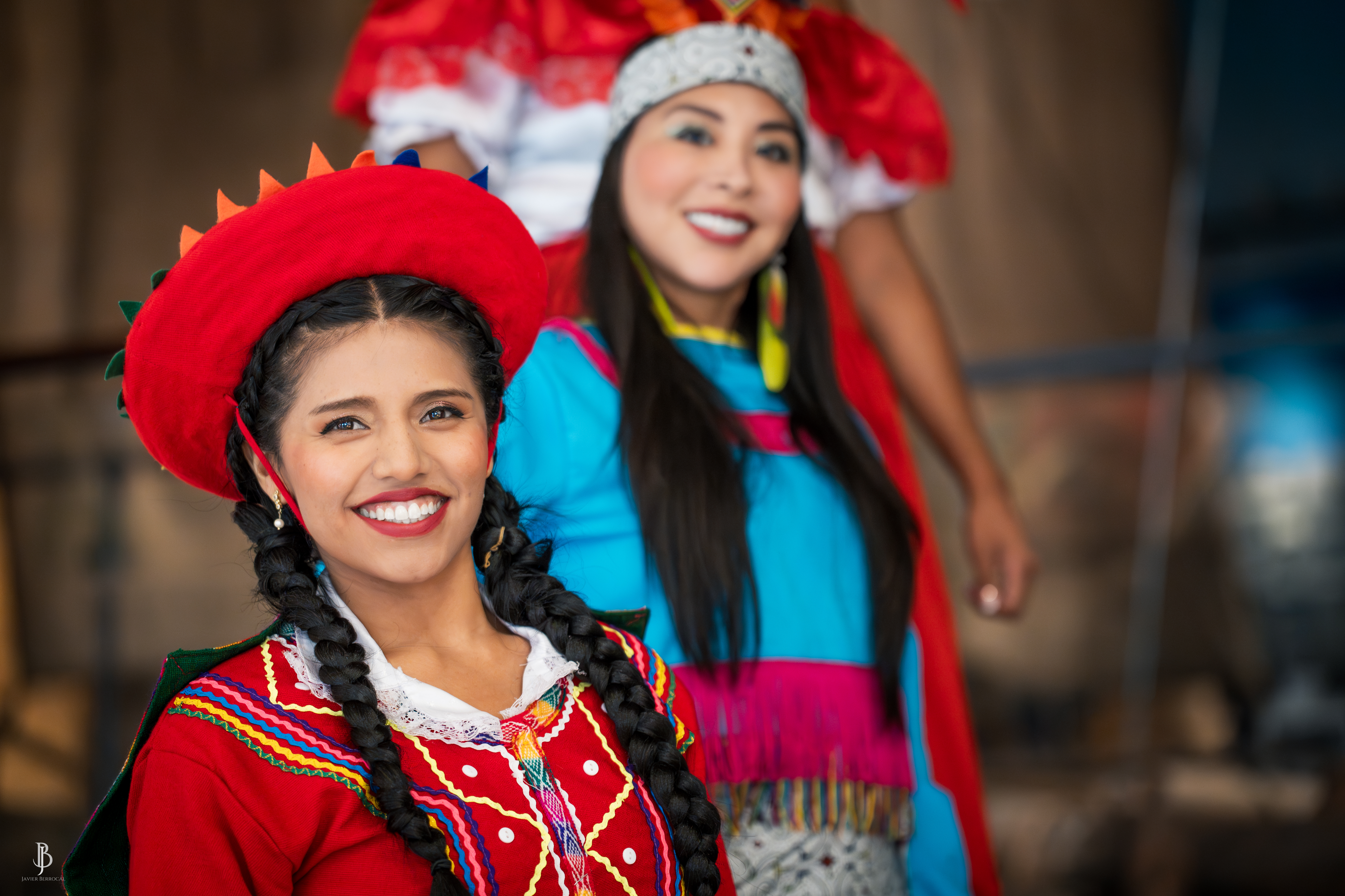 Retrato de artistas peruanas con vestuario tradicional