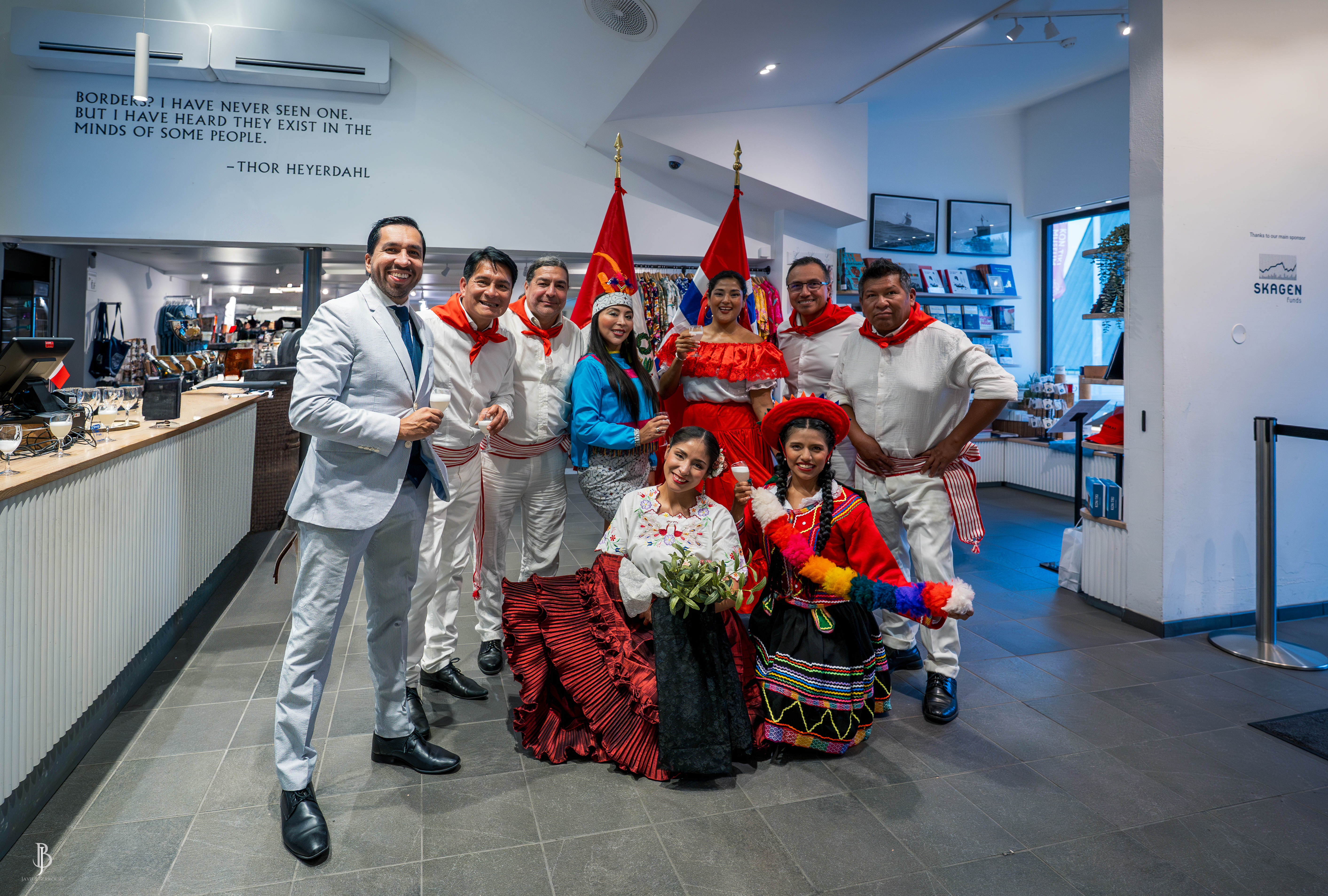 Comunidad peruana reunida en una celebracion cultural